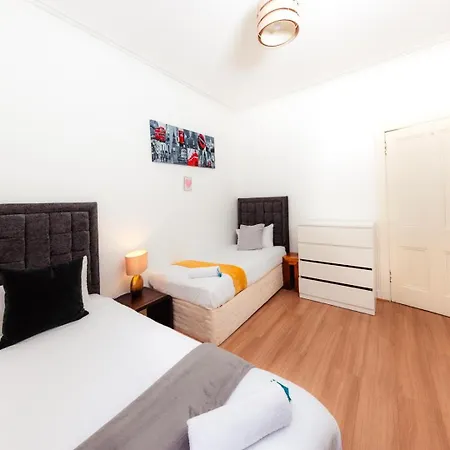Lovely 2 Bdrm דירה אדינבורו