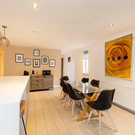 Chic 3-bedroom 2-storey House Near Centre With Free Parking דירה