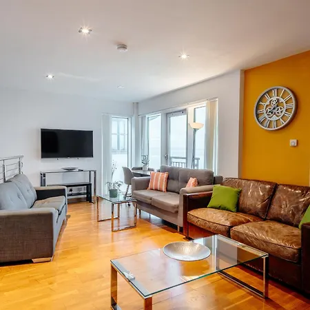 Weston's Penthouse Sleep 10, 6 Beds Free Parking Appartement Edinburgh