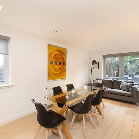 Chic 3-bedroom 2-storey House Near Centre With Free Parking Apartment *