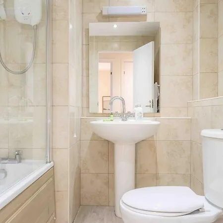 Tranquil 2 Bed Flat, Free Parking, Near Murrayfield & Centre Apartman