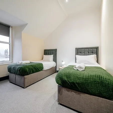 Apartamento Percys Place Sleep 10, 15 Minute To Centre Free Parking