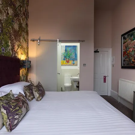 24 Royal Terrace 4*