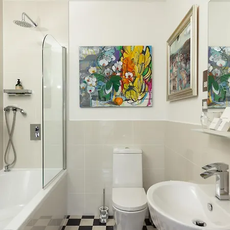 24 Royal Terrace 4*