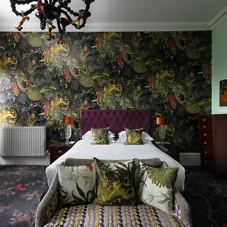 24 Royal Terrace Hotel