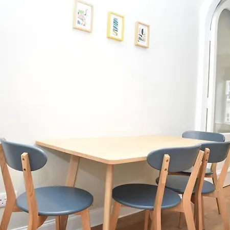 High Street - Modern Scandi Design In The Heart Of The Old Town! *