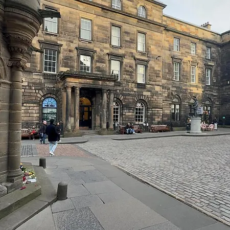 Parliament Square - Royal Mile *
