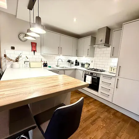 Modern 3 Bedroom Apartment, West End Апартаменты Эдинбург
