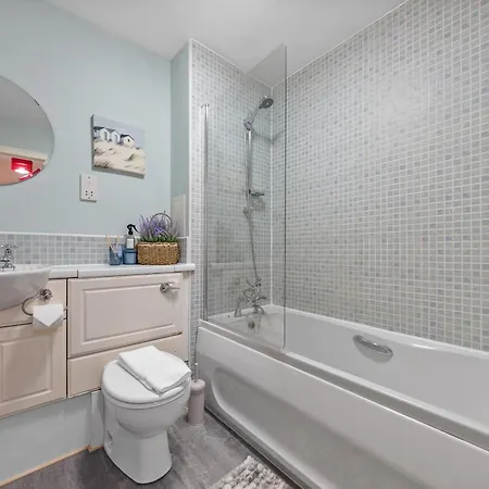 Charming 2 Bedroom - *
