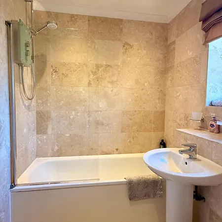 Cosy 2 Bedroom With Free Parking Near Apartment *