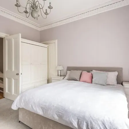Modern Holyrood Family Retreat Edinburgh