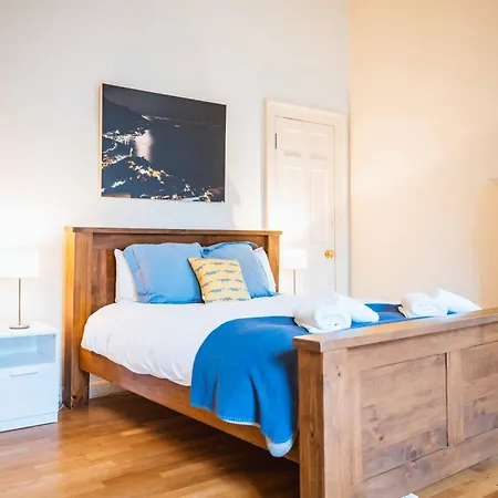 Casa de Férias Large 3-bed Walk To Waverley *