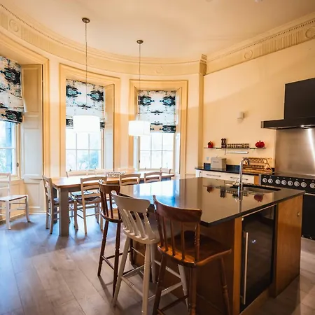 Casa de Férias Large 3-bed Walk To Waverley *