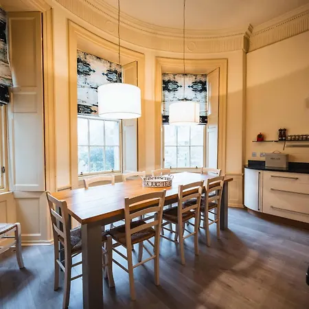 Casa de Férias Large 3-bed Walk To Waverley Edimburgo