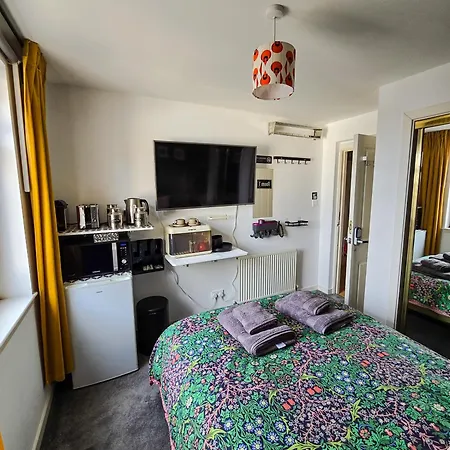 Casa de hóspedes Double With Shared Bathroom Near The Shore And Tram *