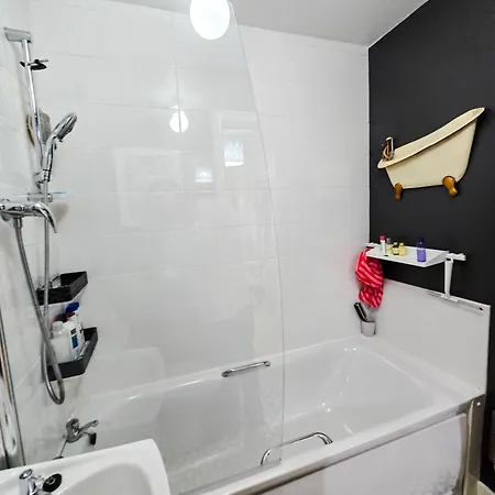 Double With Shared Bathroom Near The Shore And Tram Casa de hóspedes