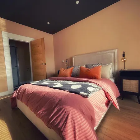Near Airport Stadium Zoo- Pets- Parking- Sleeps 10 Ferienhaus
