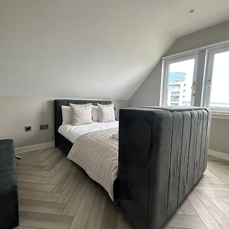 Luxury Waterfront Retreat For Groups * Edinburgh
