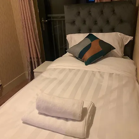 Spacious Modern 3-bedroom With Balcony & Free Parking Near Centre 公寓 *