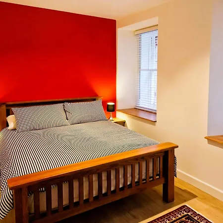 Centre Of Edinburgh's Historic Old Town - Blair Street - Sleeps 4