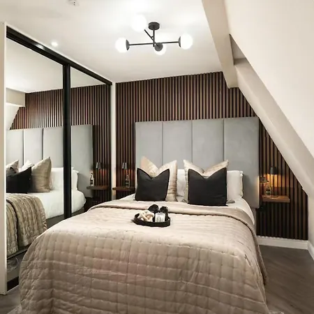 - Sleeps 2 - Royal Mile Close *