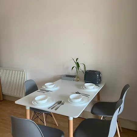 Spacious Modern 3-bedroom With Balcony & Free Parking Near Centre