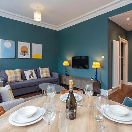 Old Town Modern Retreat - Near The Castle Apartment *