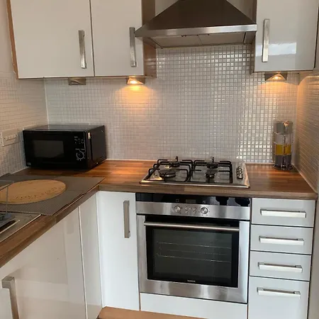 公寓 Spacious Modern 3-bedroom With Balcony & Free Parking Near Centre