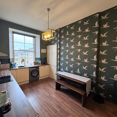 Gorgeous 2bdr With Unique Character In Appartement Edinburgh
