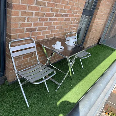 Spacious Modern 3-bedroom With Balcony & Free Parking Near Centre *