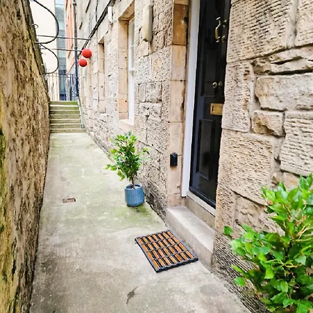 Centre Of Edinburgh's Historic Old Town - Blair Street - Sleeps 4