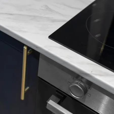 Newly Refurbished - Parking - - 3 Guests Apartment *