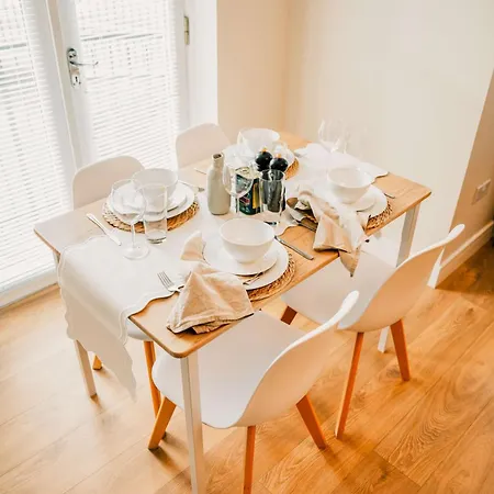 Daire Modern 2 Bed With Parking *