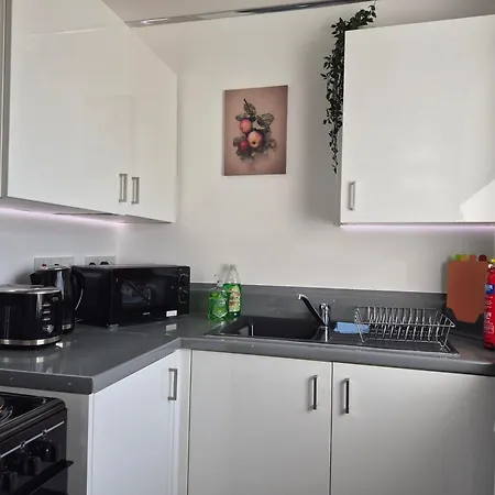 Bright 2 Bedroom Apartment, Close To Uni, Free Parking, Fast Wi-fi شقة *