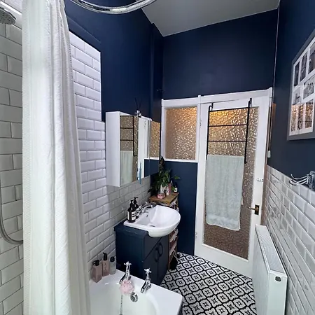 Gorgeous 2bdr With Unique Character In Appartement *