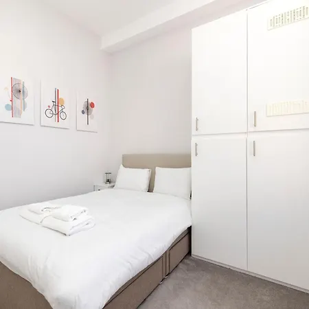 Lejlighed Refined 2-bed Flat With Classic Charm *
