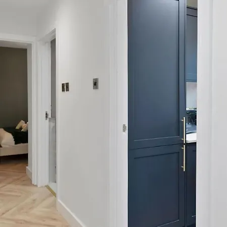 Newly Refurbished - Parking - - 3 Guests Apartment *