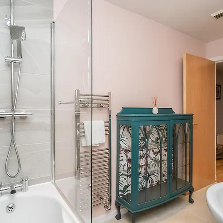 Bright Floor Haven Modern 2br In - Pass The Keys Apartment
