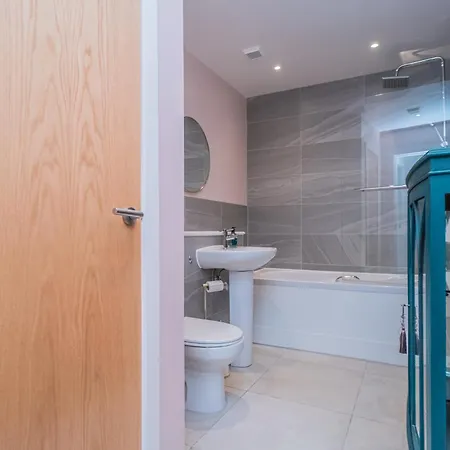 Bright Floor Haven Modern 2br In - Pass The Keys Apartment Edinburgh