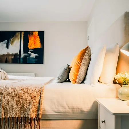Modern 2 Bed With Parking *