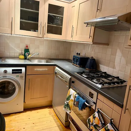 Luxurious Victorian 3 Bed Flat In The Heart Of