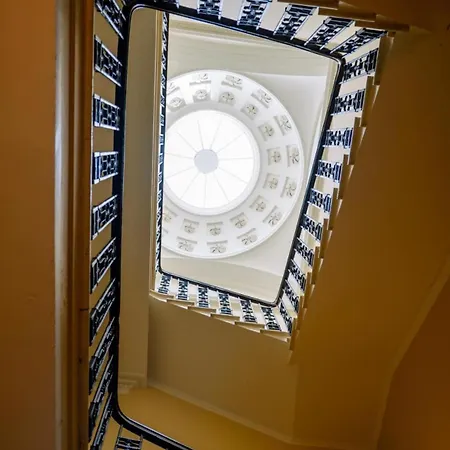 1 Bedroom In Historic Georgian Townhouse