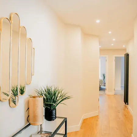 Modern 2 Bed With Parking