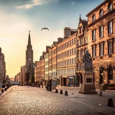 Old Town Gem - Castle Dark History Uni Edimburgo