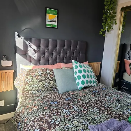 Maison d'hôtes Double With Shared Bathroom Near The Shore And Tram Édimbourg