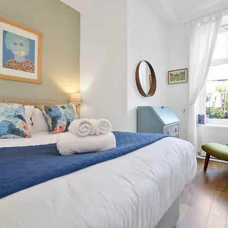 Cozy With Character Vibrant Style Flat At Leith Links Park