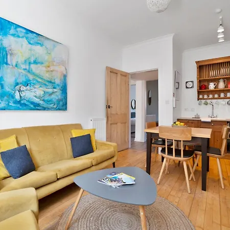 아파트 Cozy With Character Vibrant Style Flat At Leith Links Park 에든버러