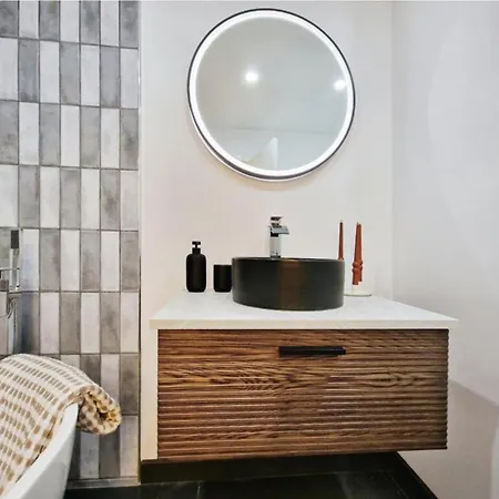 Appartement Every Comfort, New Luxury Renovation, Perfect Location, Live Like A Local *