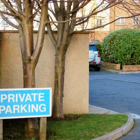 Calton Apartments *