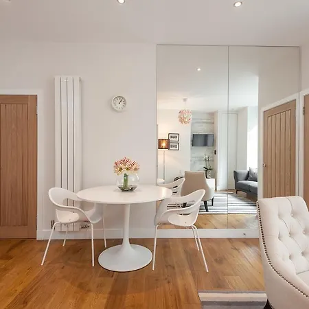 Atholl Apartment *